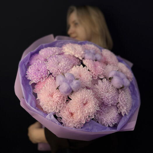 Букет пышный «Ни дня без нежности💜» с кустовой хризантемой и хлопком