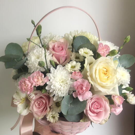 Нежный букет в корзинке 💐