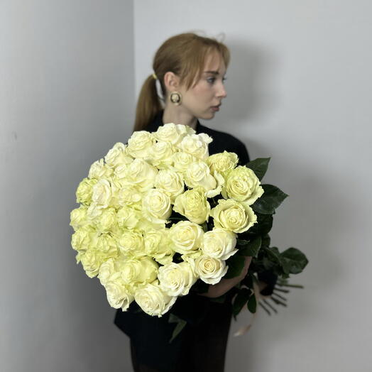 35 белых Эквадорских роз