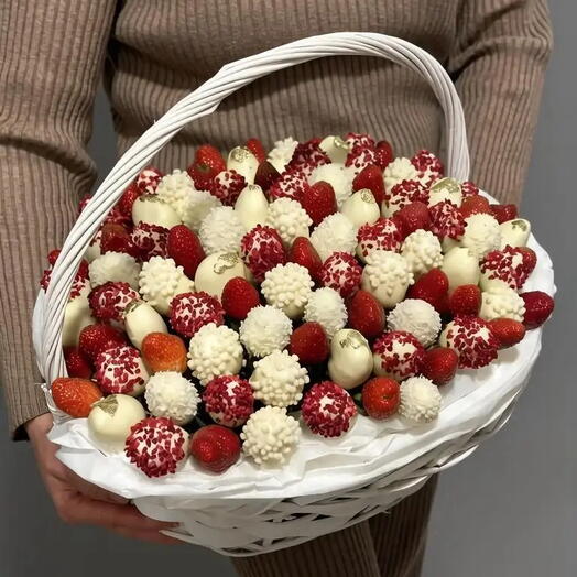 Красивая корзина с клубникой в щоколаде