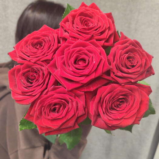 7 красных роз Red Naomi 60см под ленту