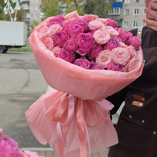 Роскошный букет из кустовых роз