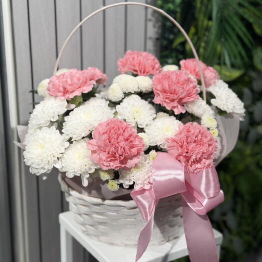 Композиция - корзинка с хризантемой и диантусами 🤍💞