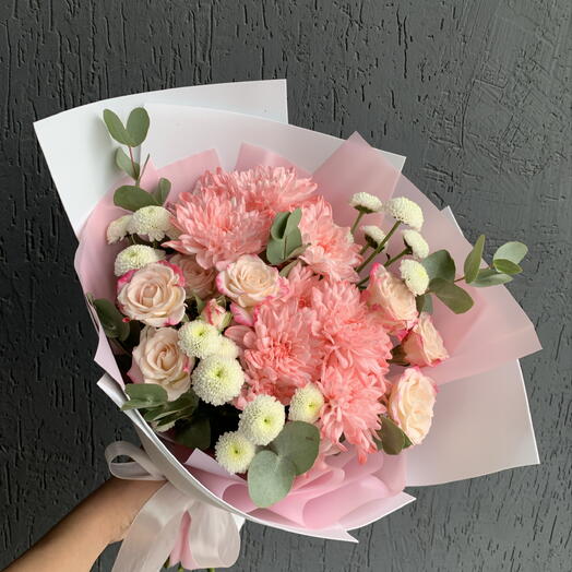 Розовые хризантемы и кустовые Роза