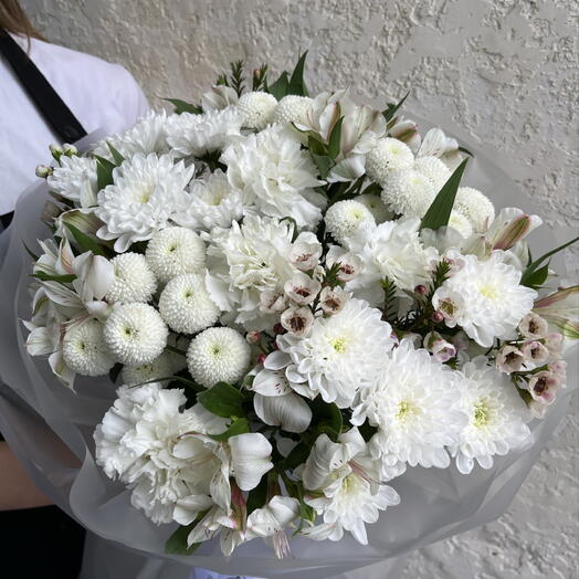 Белый большой букет из свежих, стойких цветов