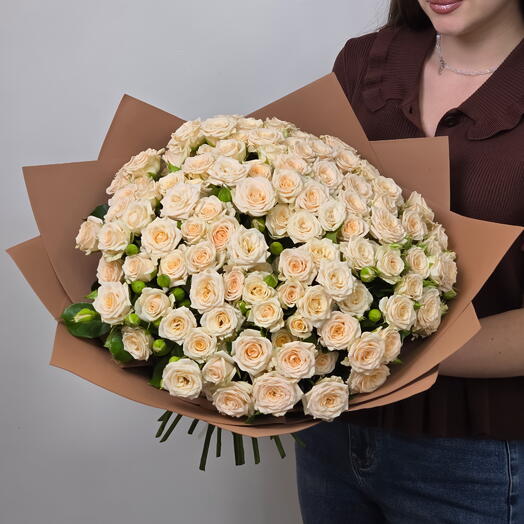 Великолепный букет из 35 веток кустовой кремовой розы Таня