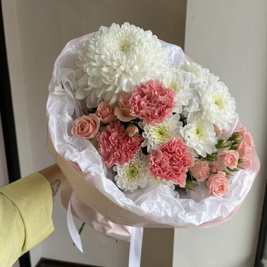 Букет из хризантем, кустовых роз и диантусов 🌸🤍