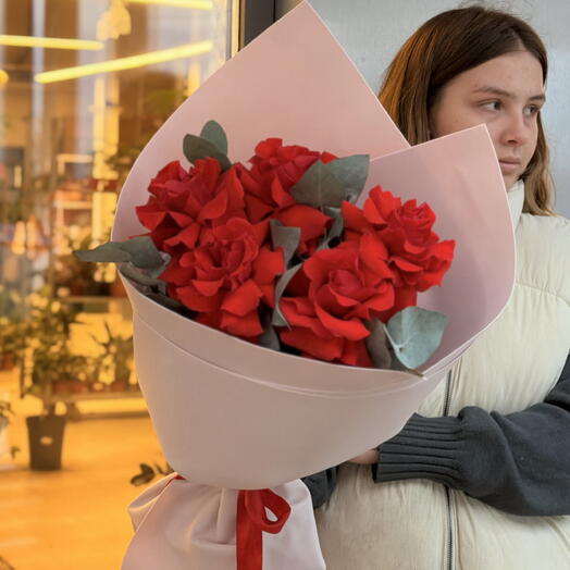 Букет алых французских роз