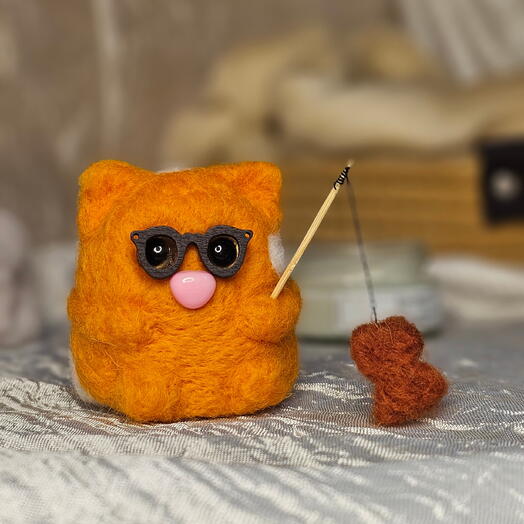 Сваляная игрушка  Котик-рыбак