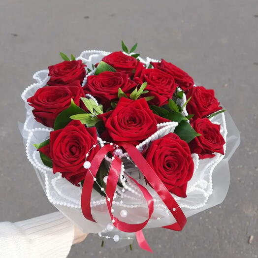 Красные розы с бусинками