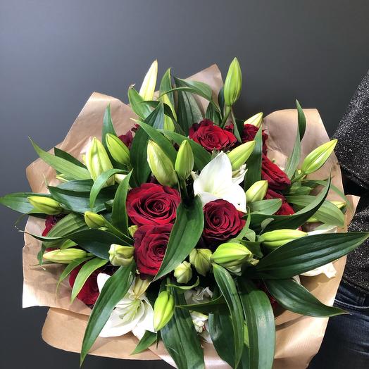 A bouquet of Lilies white and roses red