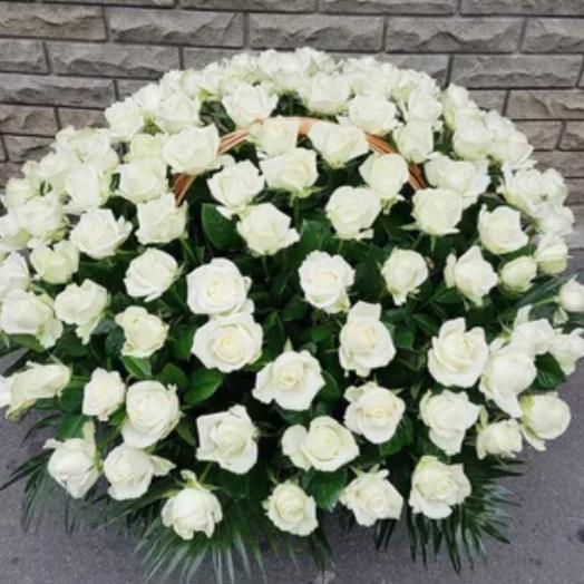 101 rosas blancas en una canasta