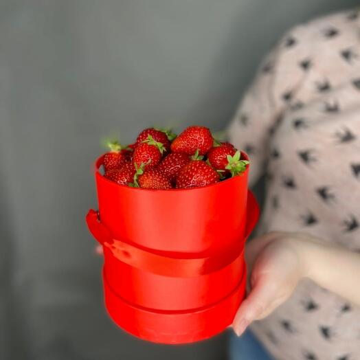 Коробка со свежей клубникой