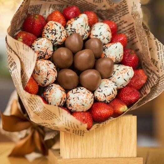 Bouquet of strawberries in chocolate "Grace"