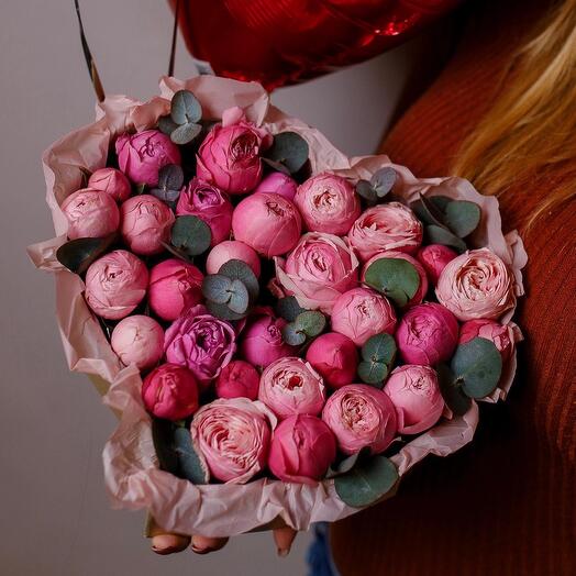 Rosas en forma de peonía en una Caja de corazón