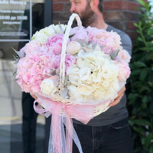 Cesta con peonías y hortensias "verano Cálido"