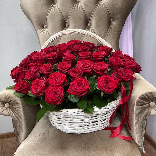 Корзина с красными розами