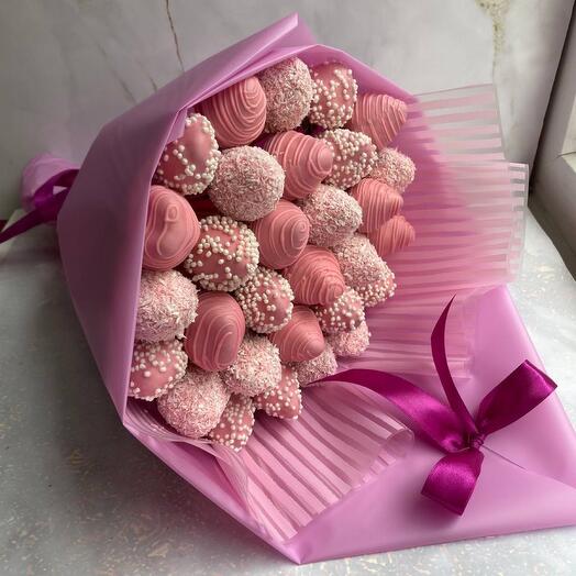Клубника в розовом шоколаде