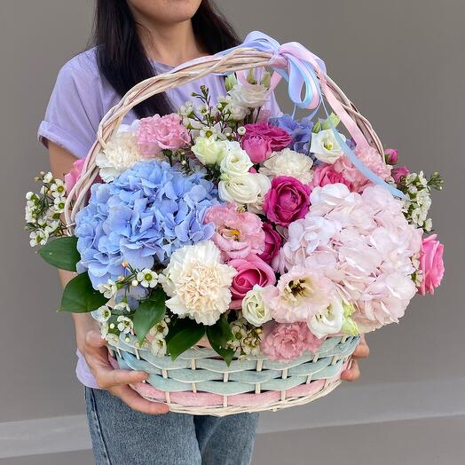 Красивая корзина с цветами💐🤍