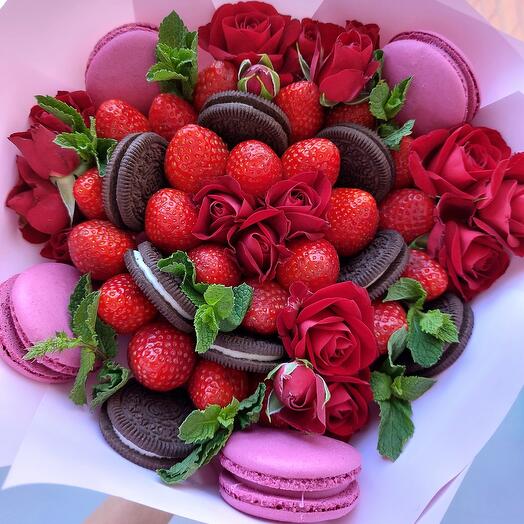 Bouquet of strawberries with roses