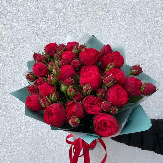 Ramo de rosas peonías rojas de la variedad red Piano