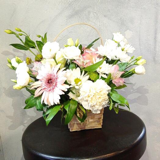 Cesta de gerbera y rosas