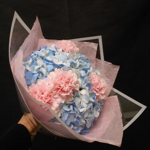 Blue hydrangeas with pink carnations