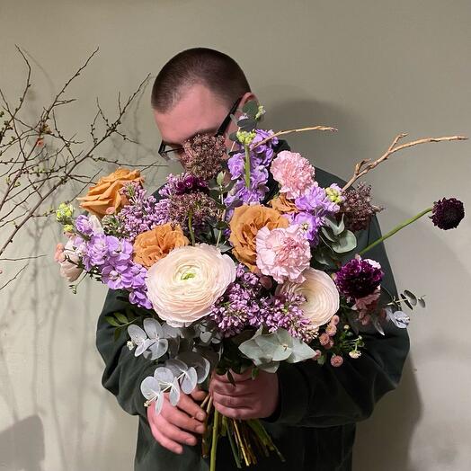 Букет с ранункулюсами, розами-ирисками и сиренью