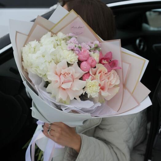 Ramo de encaje de Hortensia y rosa francesa