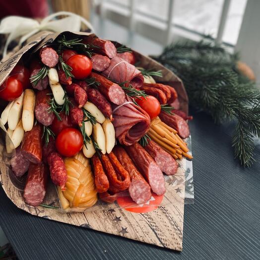 Мужской букет из колбасы и сыра с помидорами «Колбасный с сыром