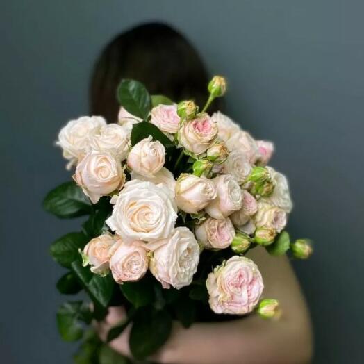 Bouquet of 7 branches of the Bombastic rose