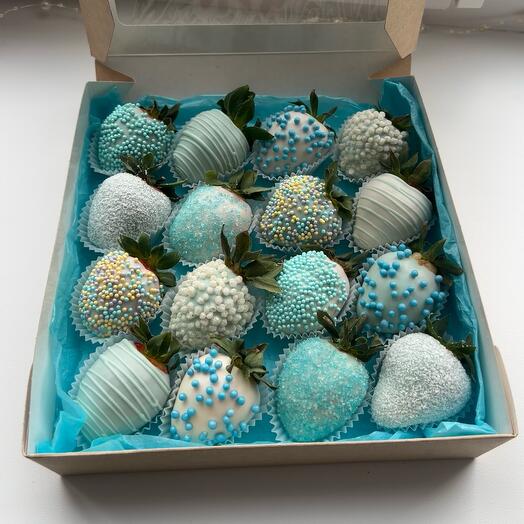 Chocolate-covered strawberries in a box, size M