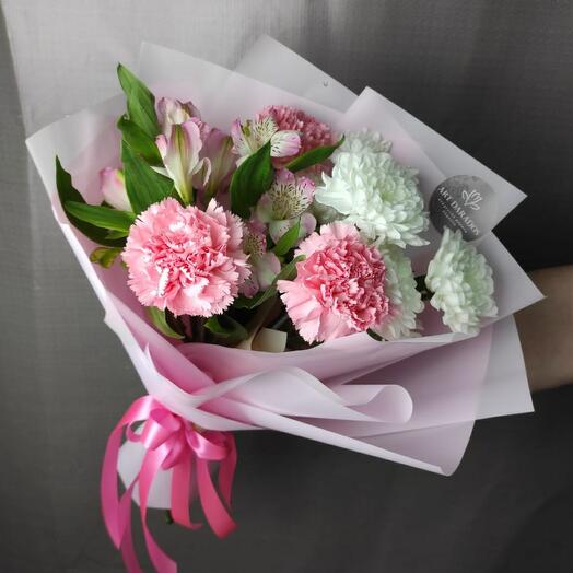 A complimentary bouquet of persistent flowers