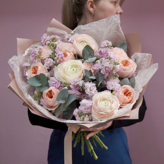 Букет из элитных роз Дэвида Остина  и крупных ранункулюсов 💕
