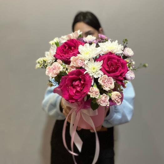 Цветы в коробке с розовыми розами🌸