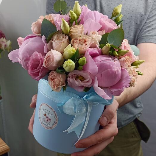 Peonías en una Caja de Sombreros con rosas en forma de Peonía