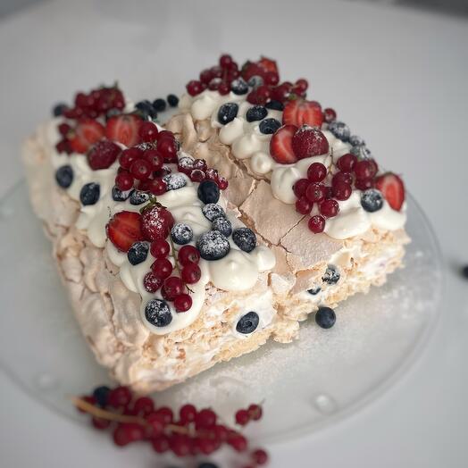 Rollo de merengue con bayas frescas