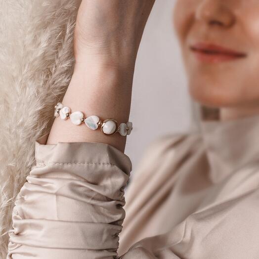 Women's bracelet made of mother-of-pearl with an elastic band