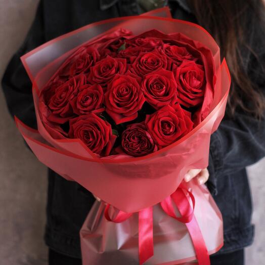 Красные розы Red Naomi 15 шт. с оформлением