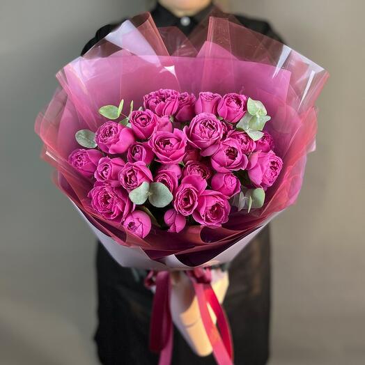 Mono bouquet 52 из 9 кустовых пионовидных роз сорта Misty bubbles с эвкалиптом