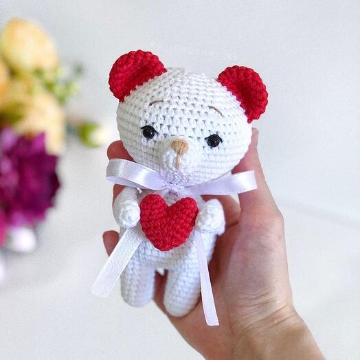Вязаная игрушка белый мишка с красным сердечком. Мини игрушка для ребенка. Вязаный мишка ручной работы