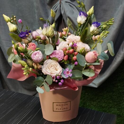 Caja de eustoma, rosas e hipéricum