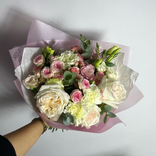 Delicate bouquet with roses and eustoma