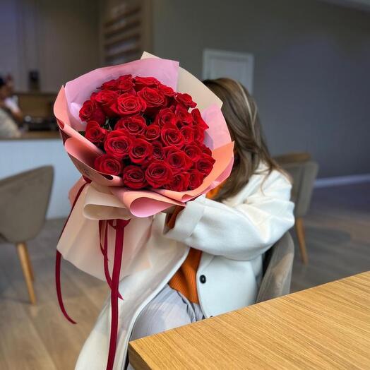 Букет из 31 ярко-красной розы в фирменной упаковке (18.05)