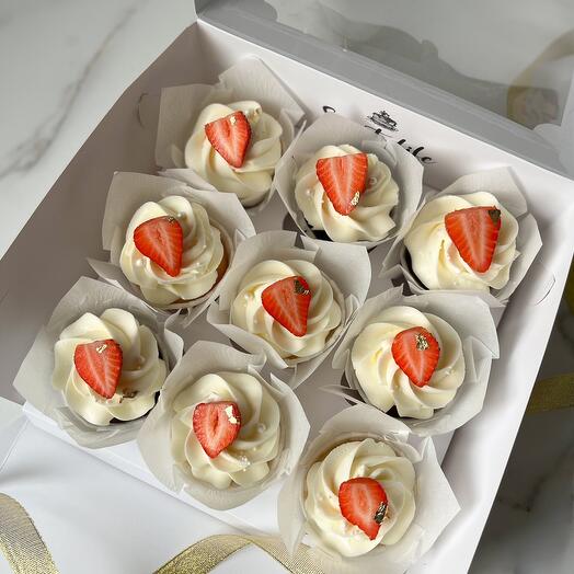 Шоколадные капкейки 9 шт с карамелью и арахисом