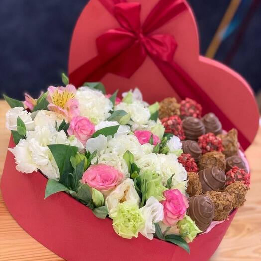 Сердце с клубникой в шоколаде + микс из цветов