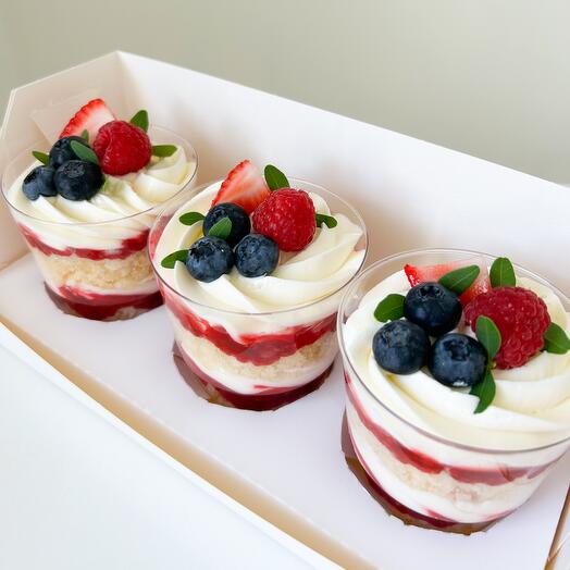 Vanilla trifles 3 pcs with berries