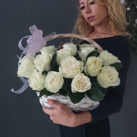 Корзина из 25 белых роз