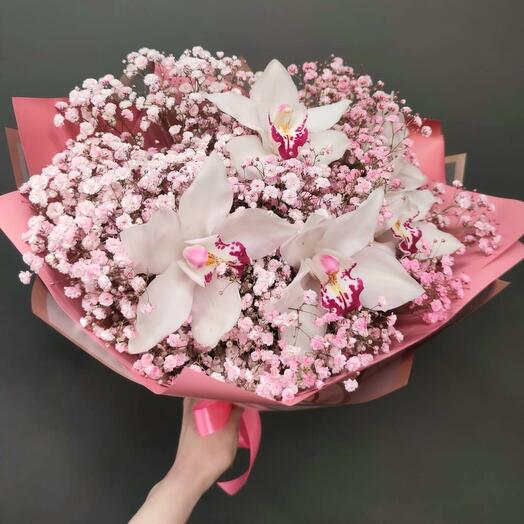 Ramo de orquídeas y gypsophila