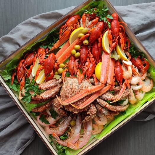 Ящик с раками, крабом и клешнями